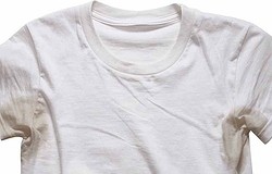 Как отстирать желтые пятна на белой футболке — советы по выводу пятен