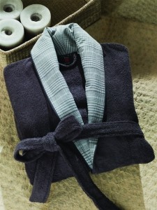 Сложенный синий халат