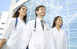 Почему врачи ходят в белых халатах: краткий экскурс в историю