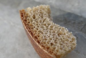 Кусок хлеба от катышков
