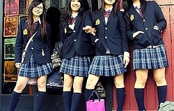 Почему японским школьницам запрещены колготки