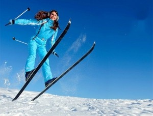 Девушка в лыжном комбинезоне