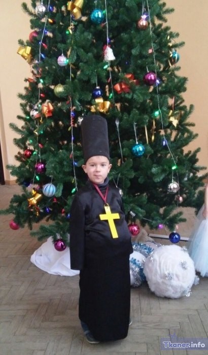Смешной новогодний костюм батюшки с крестом