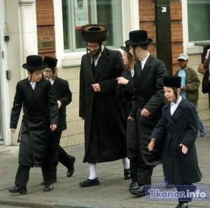 Черные еврейские костюмы
