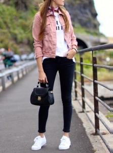 Розовая джинсова куртка