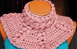 Манишка крючком для женщин схемы вязания: женская розовая манишка с косичками.
