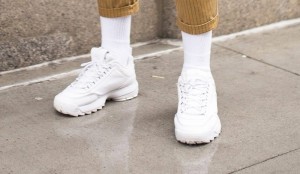 Белые мужские носки и спортивный стиль