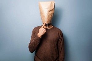 Мужчина с пакетом на голове