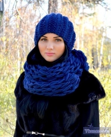 Синие шапка и шарф к черному пальто