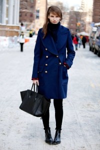 Синее пальто с черной сумкой