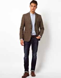 Мужской коричневый пиджак и джинсы