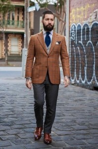 Мужской коричневый пиджак – воплощение элегантности