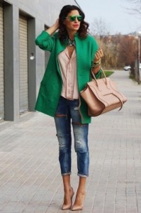 Джинсы и зеленый пиджак