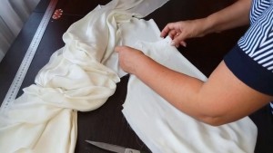 Процесс шитья пижамы из шелка