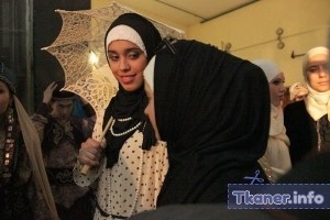 Девушки в черных хиджабах