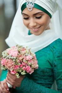 Изумрудный свадебный наряд на мусульманской девушке