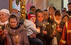 В каком платке не уместно идти в церковь на Пасху