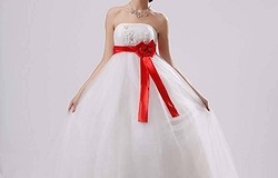 Что значит на свадебном платье красная лента: традиции и поверья
