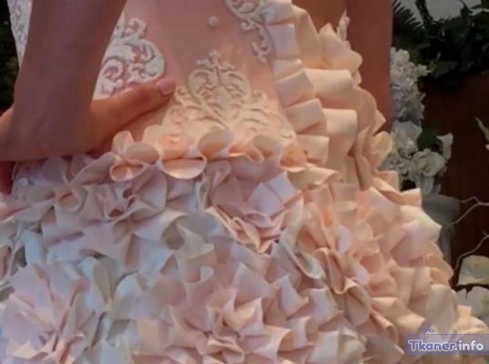 Девушка сделала свадебное платье из вареной туалетной бумаги