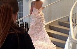 Американка сделала свадебное платье из варёной туалетной бумаги