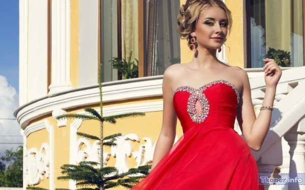 Камни Сваровски на красном платье свадебном