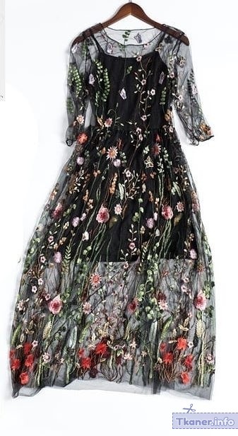 Платье с цветочным принтом.