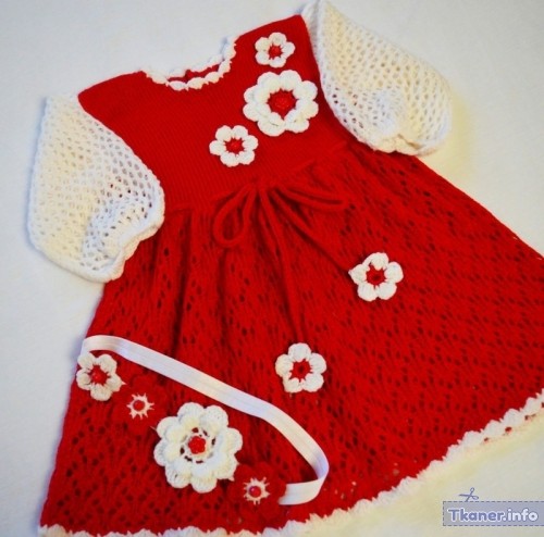 Красное детское платье с белой отделкой