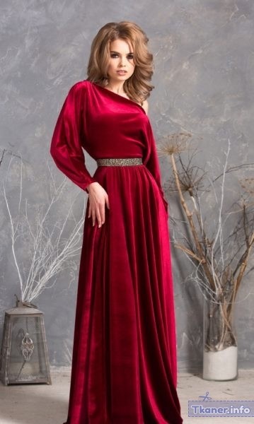 Красное велюровое платье в пол