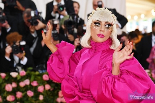 Зачем Леди Гага надела три платья одновременно