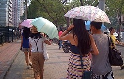 Почему азиаты даже в жару носят закрытую одежду?