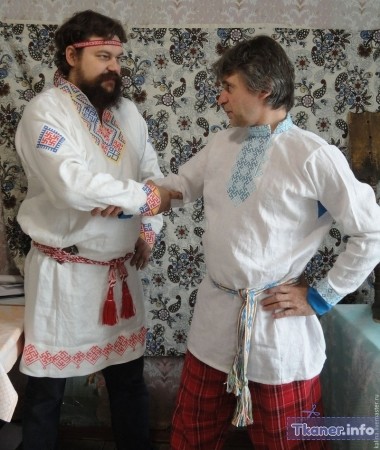 Почему украинцы носят вышиванки, а русские не носят косоворотки