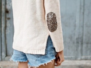 Пуловер с заплатками на локтях