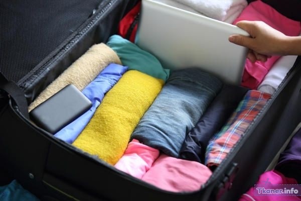 Сложенная одежда в чемодане