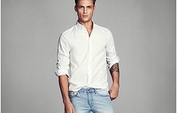 Как сочетать рубашку и мужские джинсы? Какую обувь добавить?
