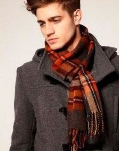 Завязать шарф на мужском пальто