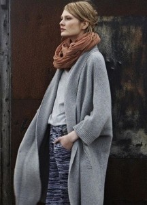 Создание имиджевого стиля с помощью серого пальто и кофейного шарфа
