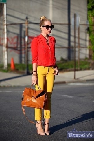 Красная классическая рубашка, желтые узкие брюки