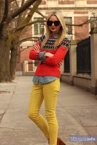 Желтых джинсов в горошек с красным свитером с круглым вырезом и жаккардовым узором