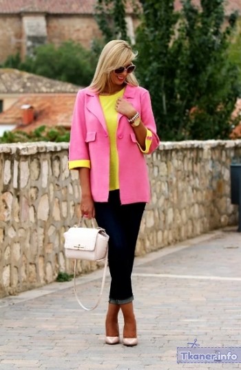 Желтая майка и розовый пиджак