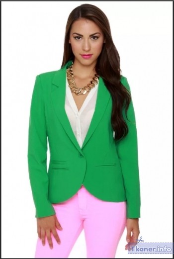 Бледно-розовые брюки и зеленый пиджак