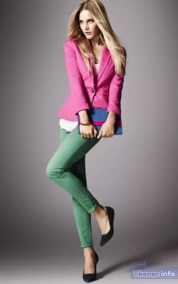 Зеленые брюки и розовый пиджак