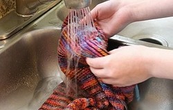 Как стирать шерстяной свитер вручную и в стиральной машине. Выбор средства. Чего нельзя делать при стирке шерсти?