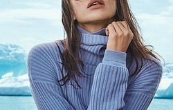 У Ирины Шейк можно научиться, как носить свитер с высоким горлом