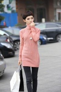 Длинный нежно-розовый свитер