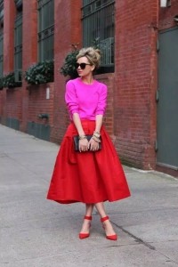 Розовый свитер и яркий низ