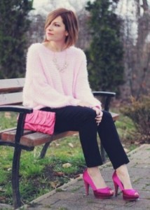Светло-розовый свитер и черные штаны