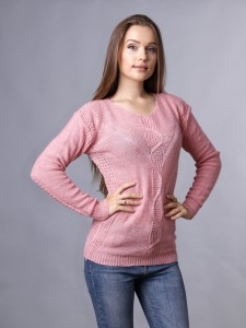 Светло-розовый свитер и джинсы
