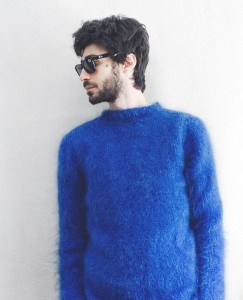 Синий мохеровый свитер мужской