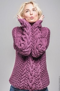 Узор косы на розовом свитере