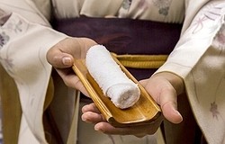 Зачем в суши-баре подают мокрые полотенца: японская традиция с особым смыслом